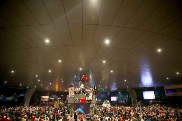 Foto - Türkiye darbeye karşı durdu!