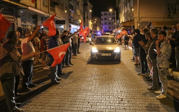 Foto - Türkiye darbeye karşı durdu!