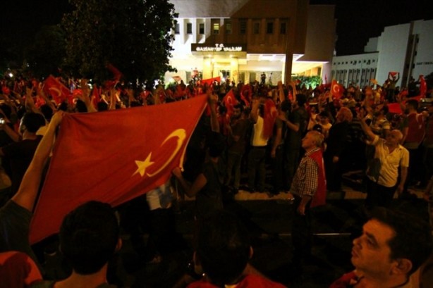 Foto - Türkiye darbeye karşı durdu!