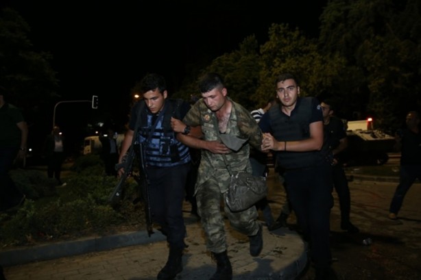 Foto - Türkiye darbeye karşı durdu!
