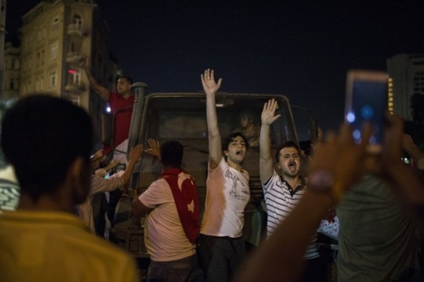 Foto - Türkiye darbeye karşı durdu!