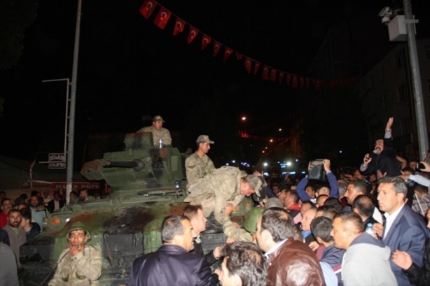 Foto - Türkiye darbeye karşı durdu!
