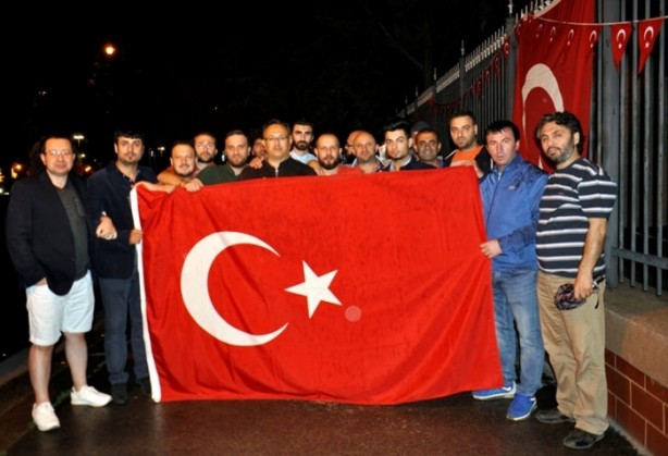 Foto - Türkiye darbeye karşı durdu!
