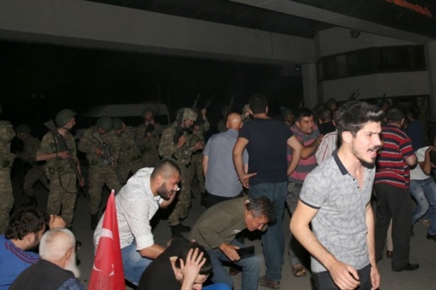 Foto - Türkiye darbeye karşı durdu!