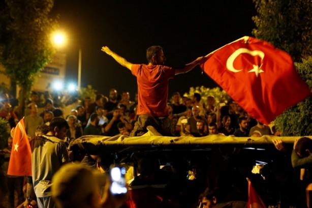 Foto - Türkiye darbeye karşı durdu!