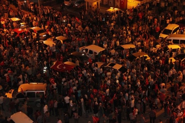 Foto - Türkiye darbeye karşı durdu!