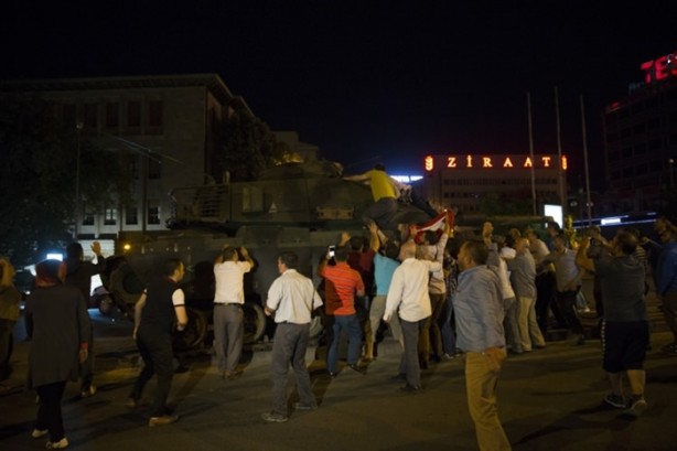 Foto - Türkiye darbeye karşı durdu!