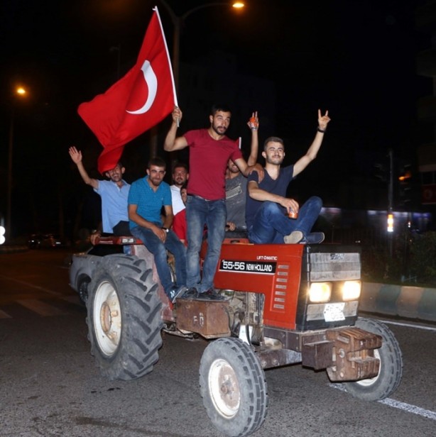 Foto - Türkiye darbeye karşı durdu!