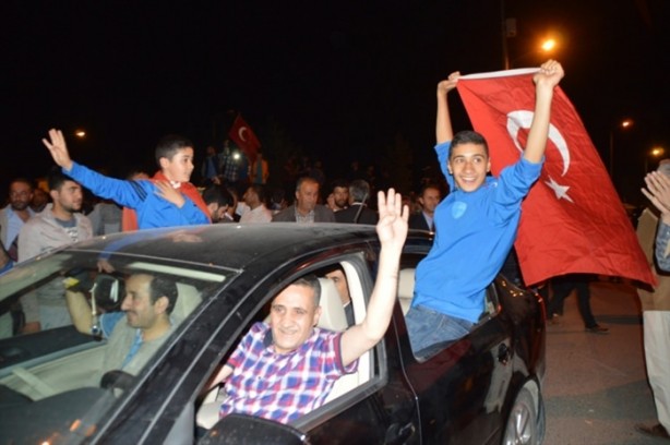 Foto - Türkiye darbeye karşı durdu!