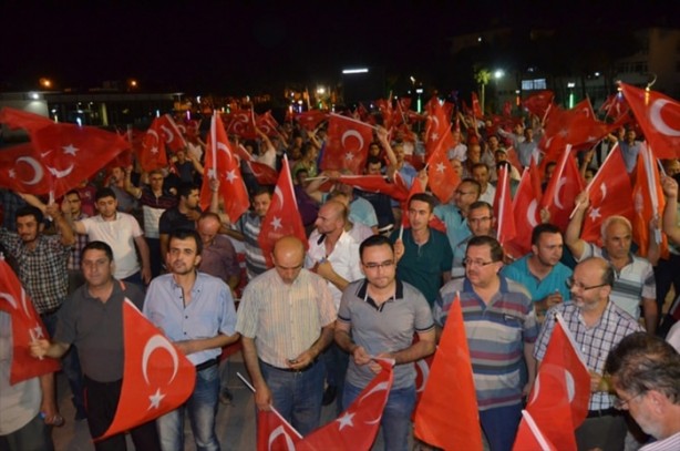 Foto - Türkiye darbeye karşı durdu!