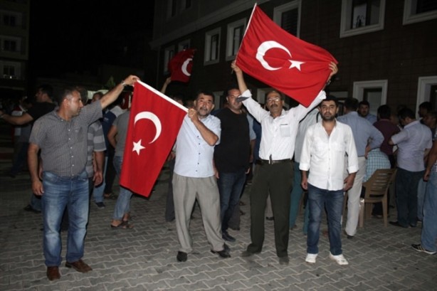 Foto - Türkiye darbeye karşı durdu!