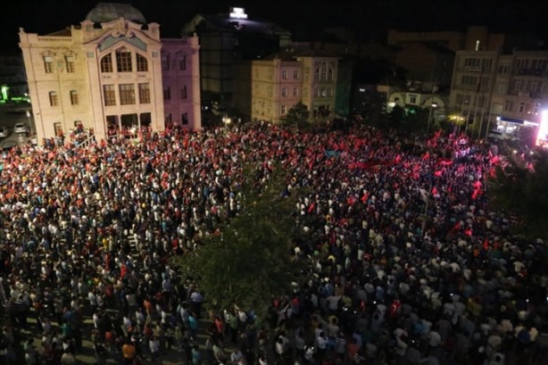 Foto - Türkiye darbeye karşı durdu!
