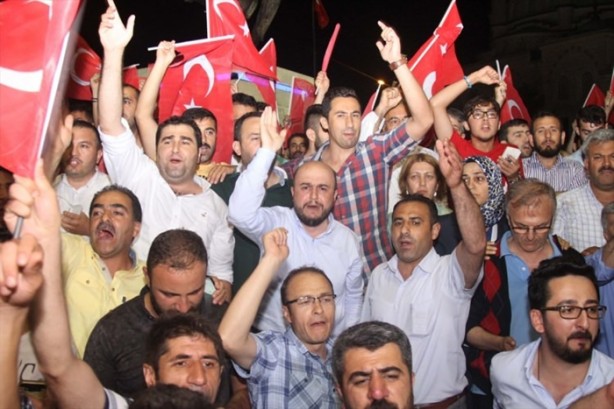 Foto - Türkiye darbeye karşı durdu!