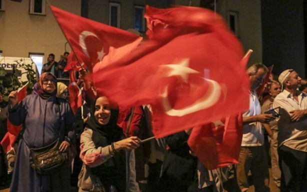 Foto - Türkiye darbeye karşı durdu!