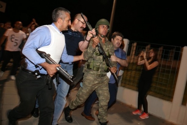Foto - Türkiye darbeye karşı durdu!