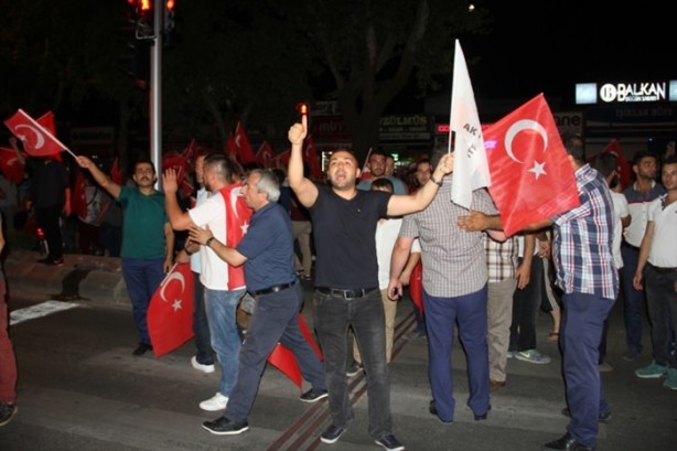 Foto - Türkiye darbeye karşı durdu!