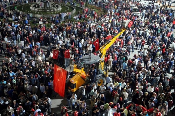 Foto - Türkiye darbeye karşı durdu!