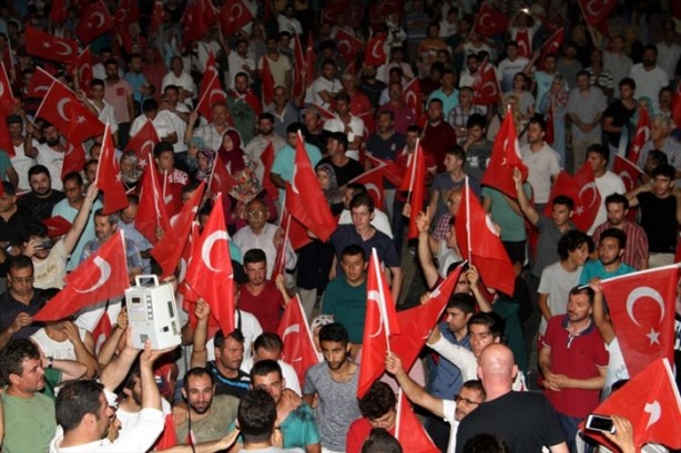Foto - Türkiye darbeye karşı durdu!