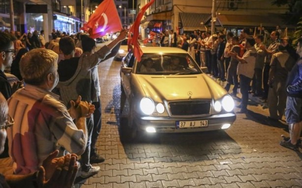 Foto - Türkiye darbeye karşı durdu!