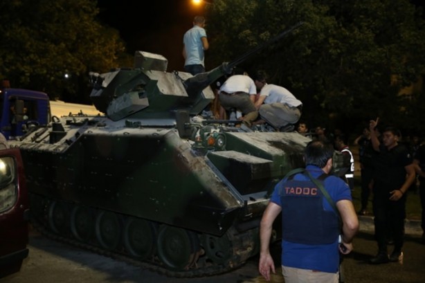 Foto - Türkiye darbeye karşı durdu!