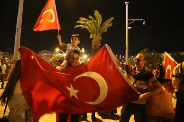 Foto - Türkiye darbeye karşı durdu!