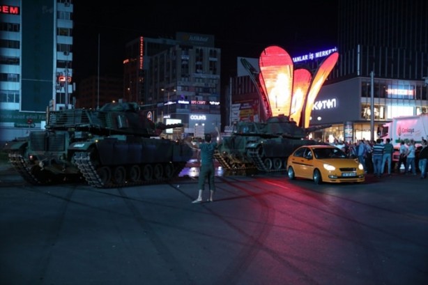 Foto - Türkiye darbeye karşı durdu!