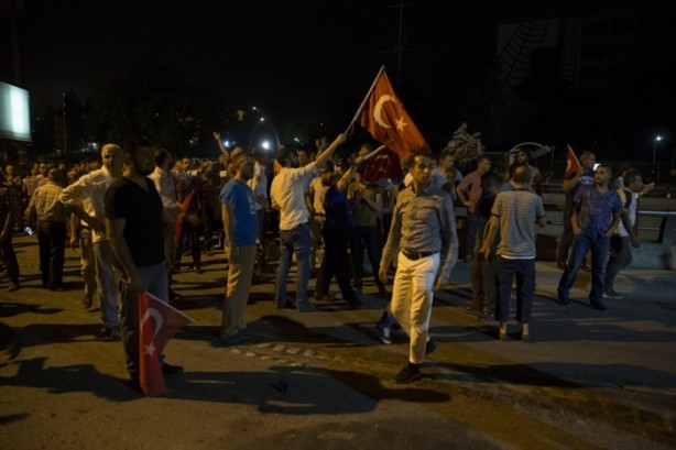 Foto - Türkiye darbeye karşı durdu!