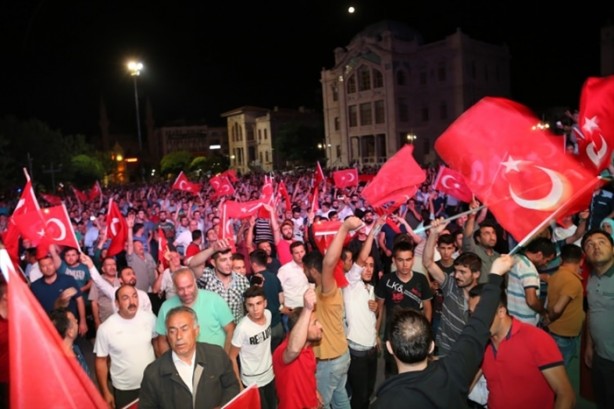 Foto - Türkiye darbeye karşı durdu!