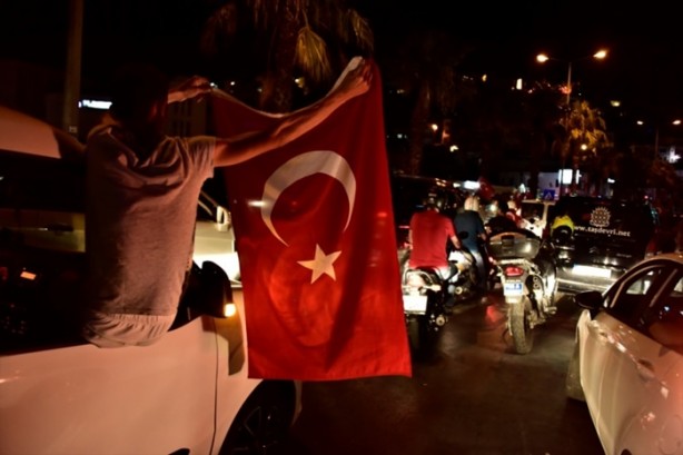 Foto - Türkiye darbeye karşı durdu!