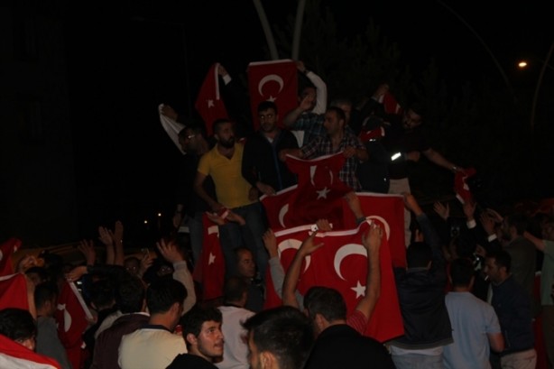 Foto - Türkiye darbeye karşı durdu!