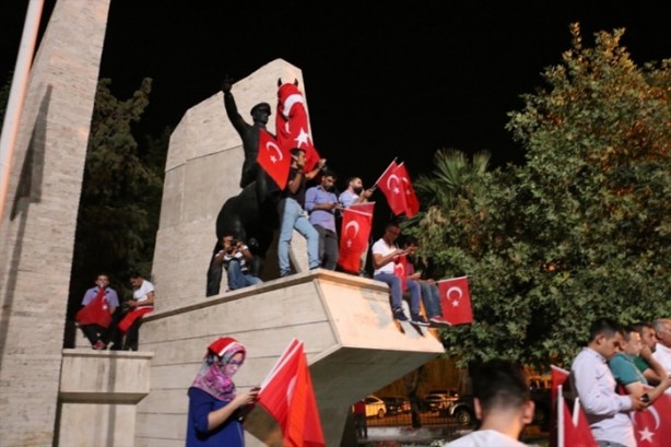 Foto - Türkiye darbeye karşı durdu!