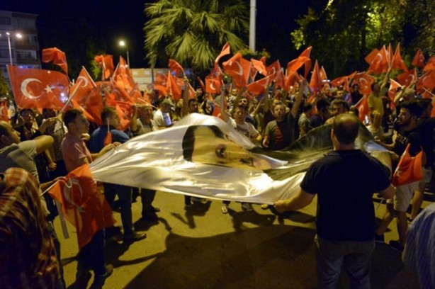 Foto - Türkiye darbeye karşı durdu!