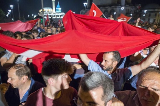 Foto - Türkiye darbeye karşı durdu!
