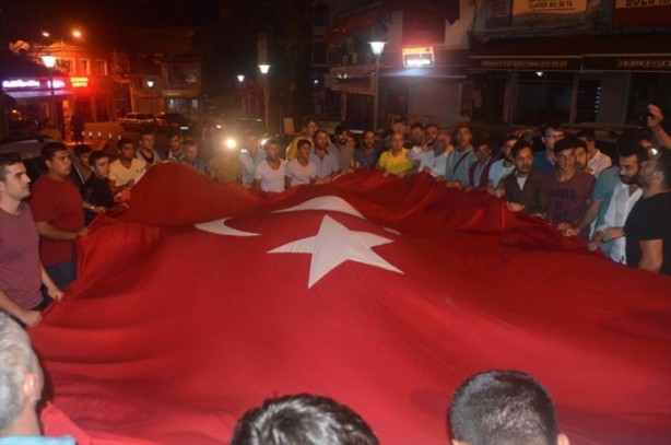 Foto - Türkiye darbeye karşı durdu!