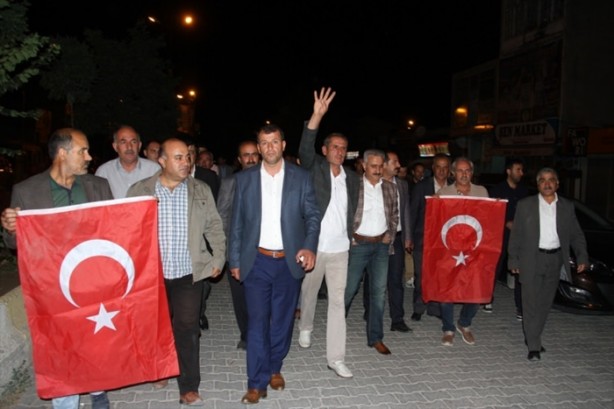 Foto - Türkiye darbeye karşı durdu!