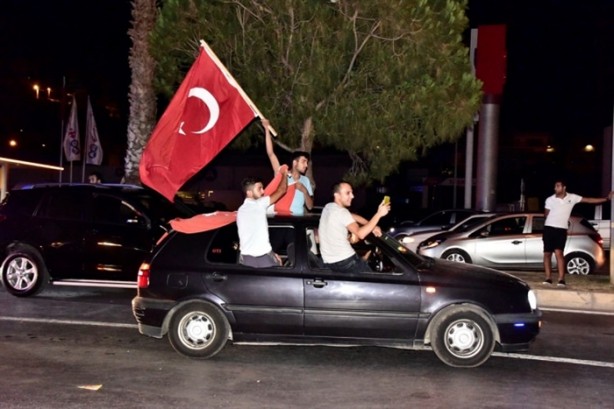 Foto - Türkiye darbeye karşı durdu!