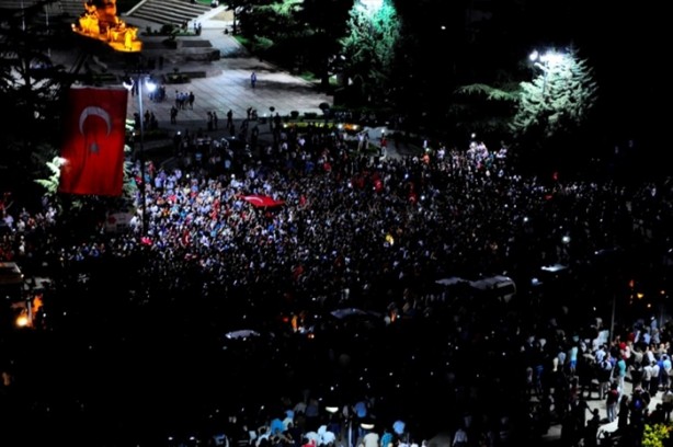 Foto - Türkiye darbeye karşı durdu!