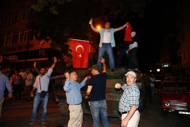 Foto - Türkiye darbeye karşı durdu!