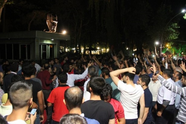 Foto - Türkiye darbeye karşı durdu!