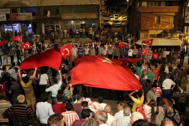 Foto - Türkiye darbeye karşı durdu!