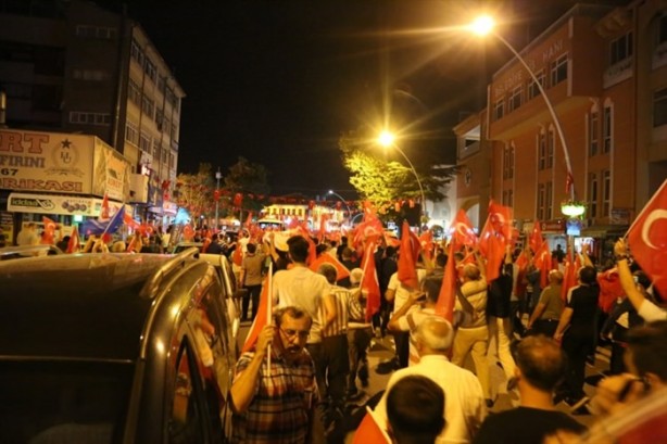 Foto - Türkiye darbeye karşı durdu!