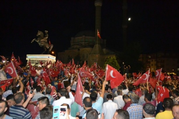 Foto - Türkiye darbeye karşı durdu!