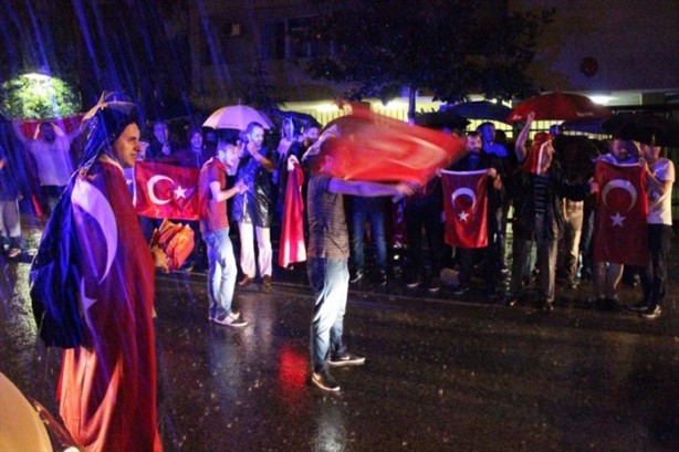 Foto - Türkiye darbeye karşı durdu!