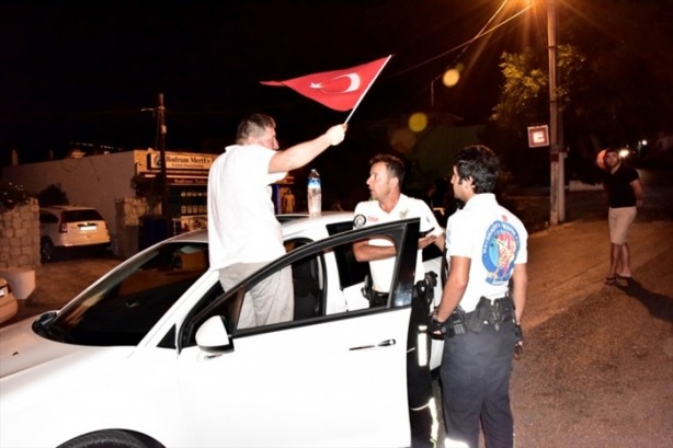 Foto - Türkiye darbeye karşı durdu!