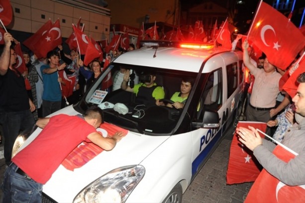 Foto - Türkiye darbeye karşı durdu!