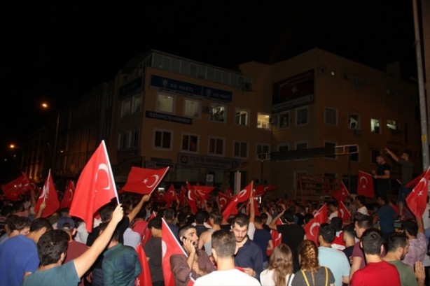Foto - Türkiye darbeye karşı durdu!