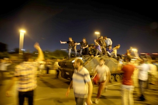 Foto - Türkiye darbeye karşı durdu!