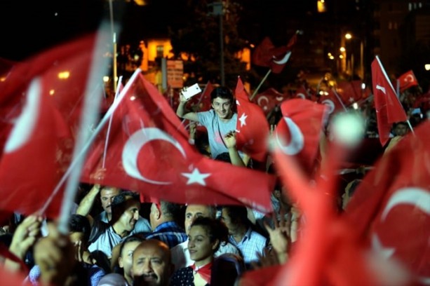 Foto - Türkiye darbeye karşı durdu!