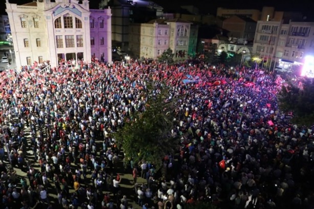 Foto - Türkiye darbeye karşı durdu!