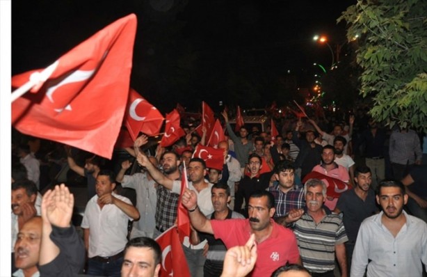 Foto - Türkiye darbeye karşı durdu!